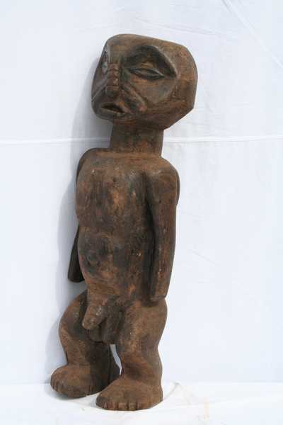 ngbaka(statue femme), d`afrique : Rép.démoncratique du Congo., statuette ngbaka(statue femme), masque ancien africain ngbaka(statue femme), art du Rép.démoncratique du Congo. - Art Africain, collection privées Belgique. Statue africaine de la tribu des ngbaka(statue femme), provenant du Rép.démoncratique du Congo., 1532/3156b.Statue masculine Ngbaka h.72cm.début du 20ème sc.Elle représente un ancêtre debout,les bras tendus lelong du corps,des scarifications uniquement sur le visage.bois avec patinne brun foncé.Ubangi R.D.C.(19eme sc.début 20 sc.)Kol.Minga Zaire 1970

Ngbaka beeld (Ubangi streek).Het stelt een mannelijke voorouder voor,rechtstaand,de armen gestrekt langs het lichaam.bruine patina,scarificaties in het aangezicht h.72cm. (19de eeuw-begin 20ste eeuw.)Kol.Minga Zaire 1970. art,culture,masque,statue,statuette,pot,ivoire,exposition,expo,masque original,masques,statues,statuettes,pots,expositions,expo,masques originaux,collectionneur d`art,art africain,culture africaine,masque africain,statue africaine,statuette africaine,pot africain,ivoire africain,exposition africain,expo africain,masque origina africainl,masques africains,statues africaines,statuettes africaines,pots africains,expositions africaines,expo africaines,masques originaux  africains,collectionneur d`art africain